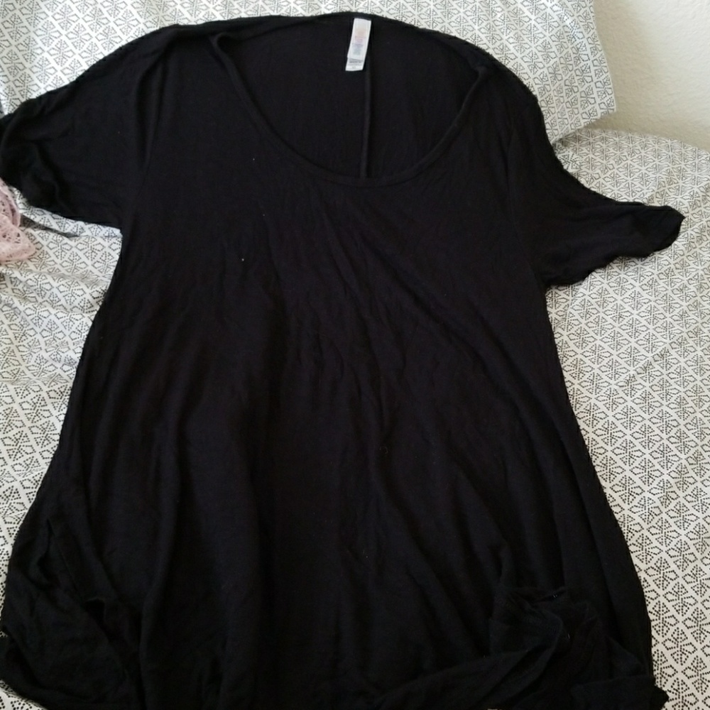 SOLID BLACK PERFECT TEE